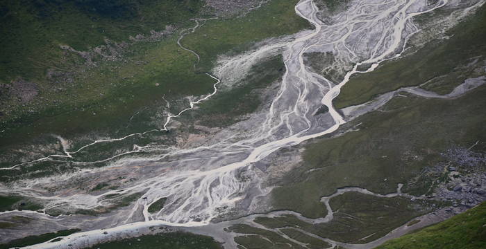 Ein mäandrierender Fluss im Val Frisal im Kanton Graubünden © Raphael Weber 