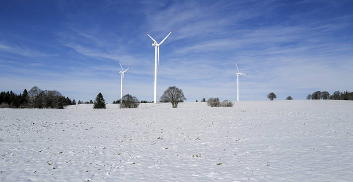 Windräder in einer Schneelandschaft © Matthias Sorg