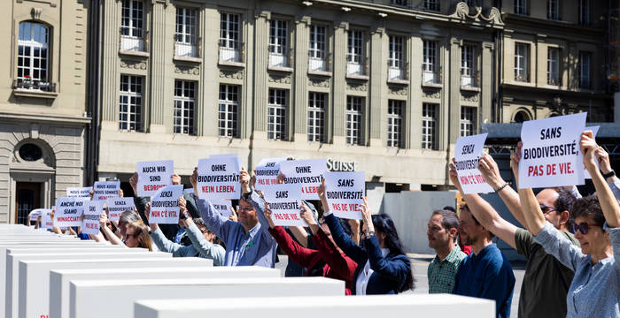 La crise de la biodiversité - un gigantesque effet domino sur la Place fédérale. © Pro Natura