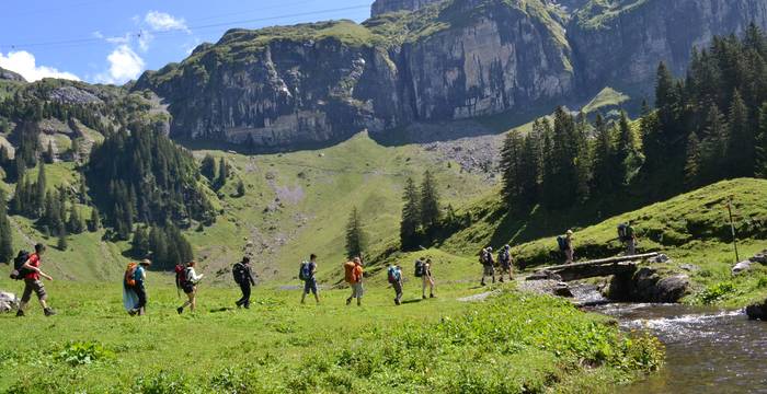 Groupe de jeunes à la montagne