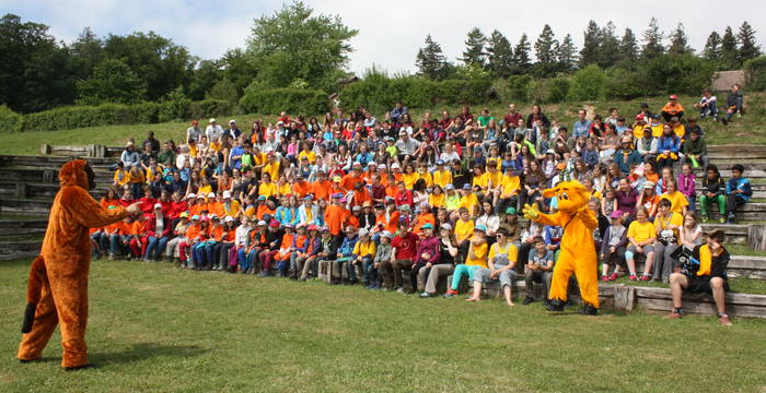 Kinder beobachten ein Theater von Steini und Herr Melin
