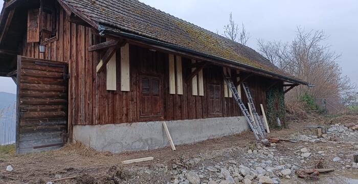 Fassade mit neuen Spaltenverstecken für Fledermäuse