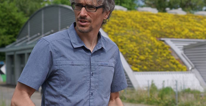 Andreas Wolf, Geschäftsführer der Stiftung für Wirtschaft und Ökologie, betreut das Schutzgebiet Chrutzelried. © Nathalie Rutz
