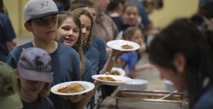 Repas en préparation au camp Écotopia 2024