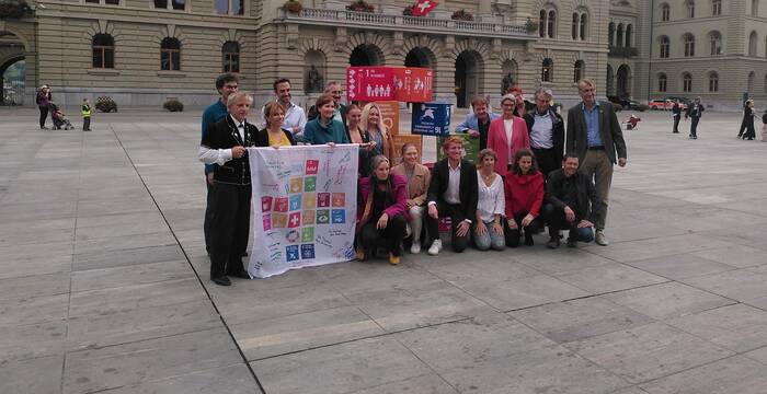 Mitglieder der Agenda 2030 treffen sich vor dem Bundeshaus in Bern