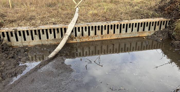 Ein speziell für dieses Projekt entwickeltes Teil sorgt dafür, dass das Wasser diffus und ohne Erosionsgefahr in die poröse Vegetationsschicht fliesst. © Bastien Amez-Droz