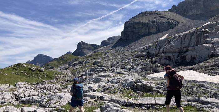 Jeunes qui se baladent dans les montagnes