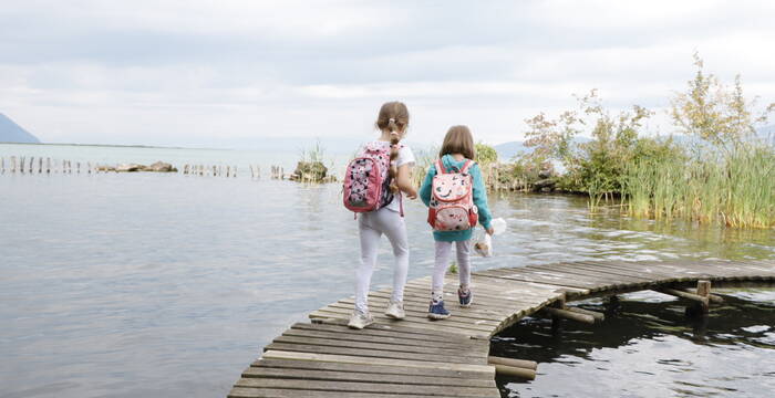 Filles passerelle réverve naturelle Grangettes