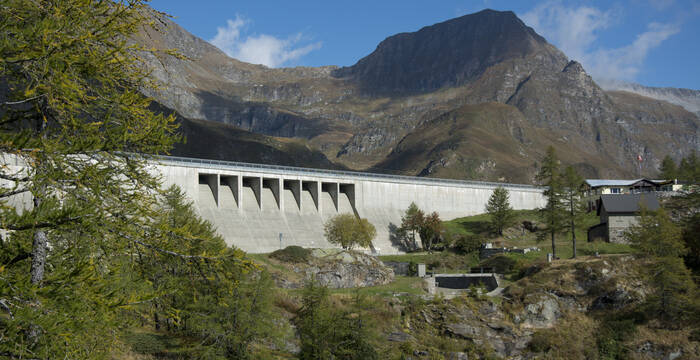 Staumauer und Druckstollen beim Lago Ritom im Tessin