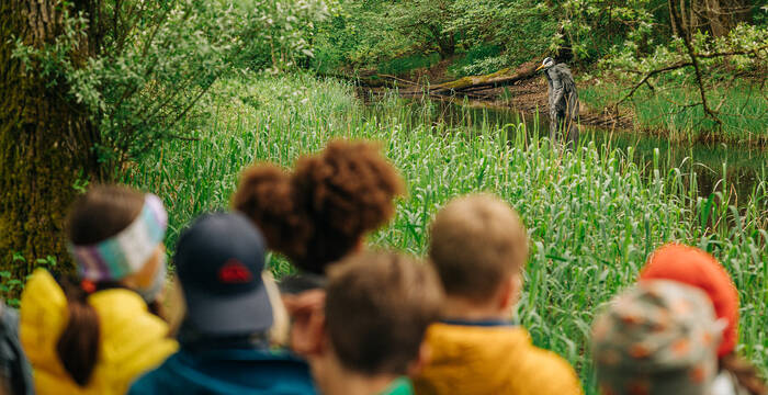 Kinder beim Beobachten des Graureihers