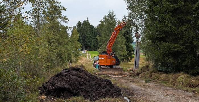 Einbau der Metallspundwand - gearbeitet wird vom Fahrweg aus.