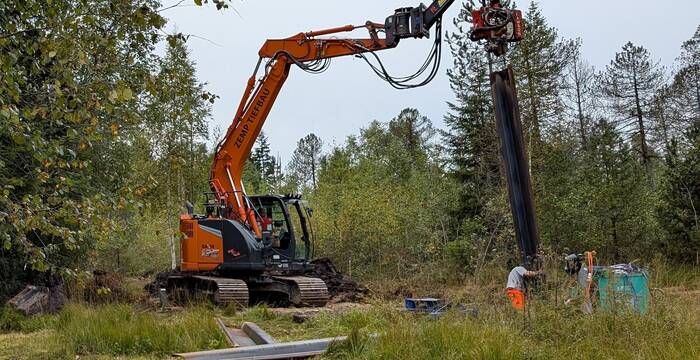 Ein einzelnes Element der Spundwand wiegt rund 300 kg