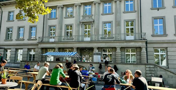 Am PARK(ing) Day Zug verwandelt sich der Untere Postplatz jeweils in eine gemütliche Oase für Menschen, statt für Autos.