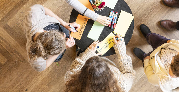 Teilnehmende eines Workshops an der Bodentagung von Pro Natura notieren wichtige Punkte.