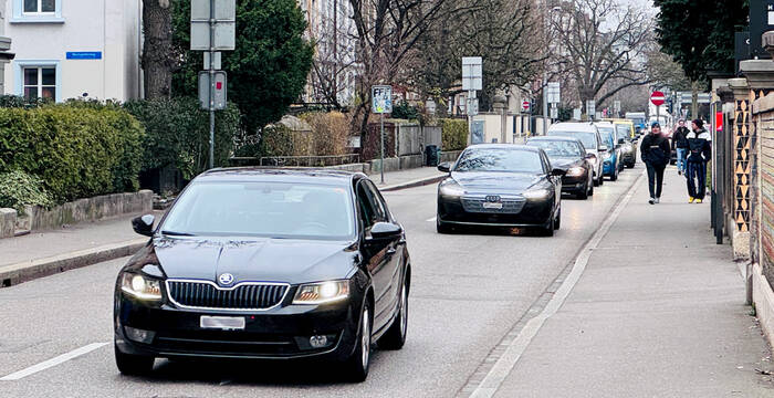 Autokolone in der Dornacherstrasse in Basel