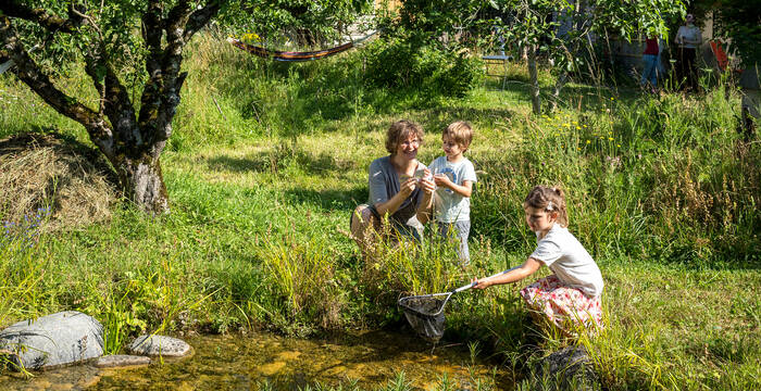 Familie im Naturgarten