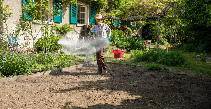 Hier entsteht eine bunte Blumenwiese. Mit ein wenig Übung können viele Elemente für einen naturnahen Garten selbst umgesetzt werden. © Matthias Sorg