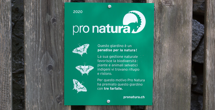 I giardini naturali certificati da Pro Natura sono riconoscibili grazie alla targhetta verde che esplicita l’impegno in favore della natura. © Andrea Persico