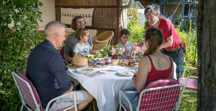 Im Naturgarten finden sich schattige Ecken für frohe Stunden in guter Gesellschaft. © Daniel Rihs