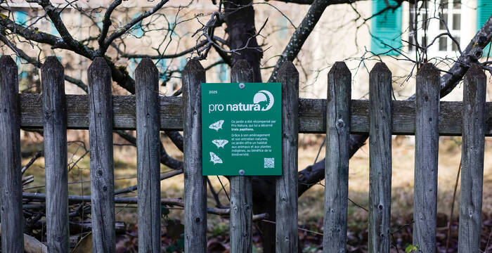 Une jolie plaquette à afficher fièrement dans les jardins naturels certifiés par Pro Natura permet de montrer son engagement pour la biodiversité et de sensibiliser le voisinage. © Matthias Sorg