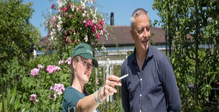 Una consulenza gratuita permette di scoprire come aiutare concretamente la natura nel proprio giardino. © Daniel Rihs