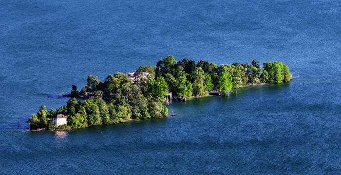 Giardino incantato, isole da favola, gioielli: così venivano descritte le Isole di Brissago sul Lago Maggiore che, grazie al tallero d’oro del 1950, Patrimonio svizzero e Pro Natura hanno reso accessibili al pubblico. © J. Batten/Patrimonio svizzero
