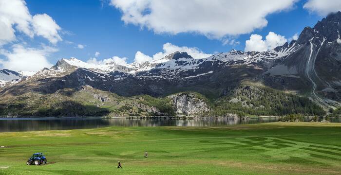 Grazie alla vendita del tallero d’oro del 1946 il Lago di Sils in Engadina ha mantenuto la sua forma originaria, perlopiù immutata. © J. Batten/Patrimonio svizzero