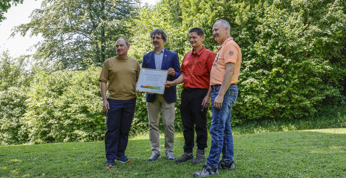 Remise du prix à Jürg Hunziker par Jörg Felix, président du conseil de la Fondation Emanuel et Oscar Beugger, et Maurice Voyame, représentant du comité central de Pro Natura.