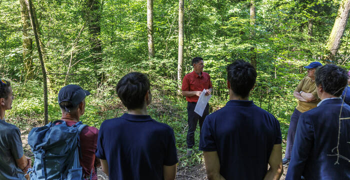 Jürg Hunziker, Projektleiter und Förster erklärt das Gewinnerprojekt «Revitalisierung Auenwald Schlatt». © Matthias Sorg