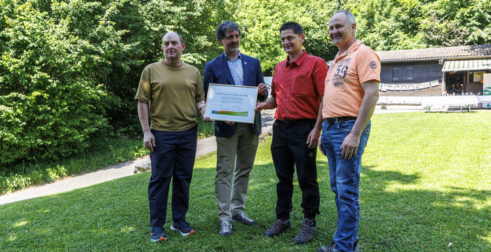 Die Preisverleihung an Jürg Hunziker (3. v.l.) und Lorenz Kissling (4. v.l.) durch Jörg Felix (1. v.l.), Stiftungsratspräsident der Emanuel und Oscar Beugger-Stiftung und Maurice Voyame (2. v.l.), Vertreter des Pro Natura Zentralvorstandes. © Matthias Sorg