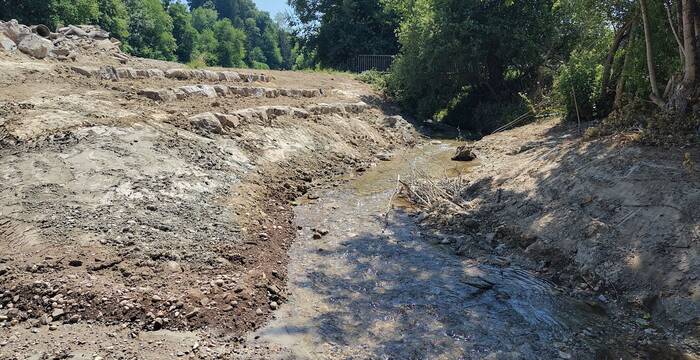 Die vorher im Ufer verbauten Steine, werden als Sitzmöglichkeit für die Öffentlichkeit umgenutzt. Foto: Miriam Peretti