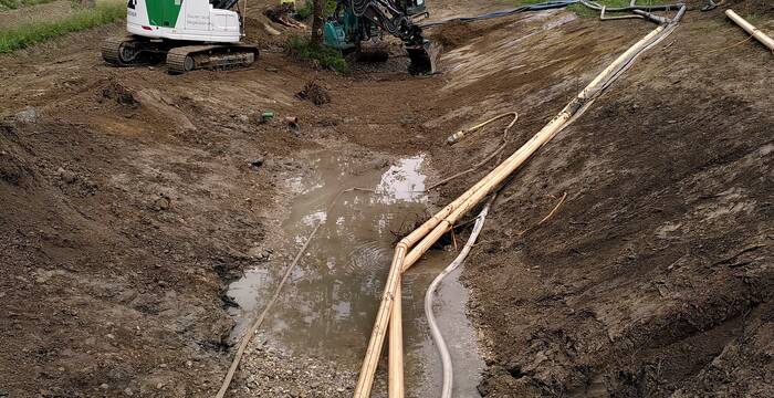Durch die Wasserhaltung mit Pumpen, können die Bauarbeiten im oberen Abschnitt im trockenen Gerinne stattfinden. Foto: Miriam Peretti