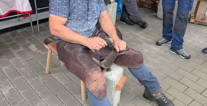 Jürg von Känel beim Sensenkurs