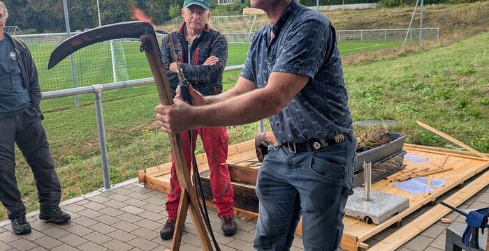 Jürg von Känel beim Sensenkurs
