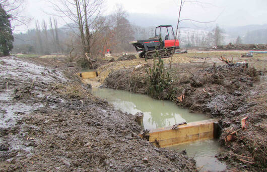 Travail de reprofilage du cours d'eau