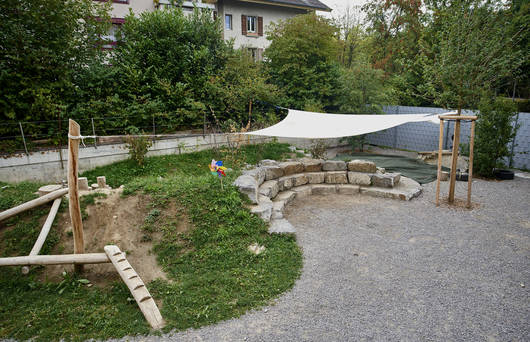 Bild von neuem Aussenraum mit Steintreppe und Segeltuch.