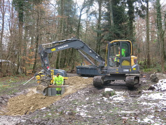Bagger im Einsatz beim Wehreinbau im Winter