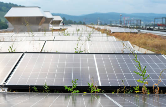 Grosse Photovoltaikanlage auf Hausdach in Winterthur