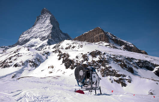 Schneekanone vor dem Matterhorn