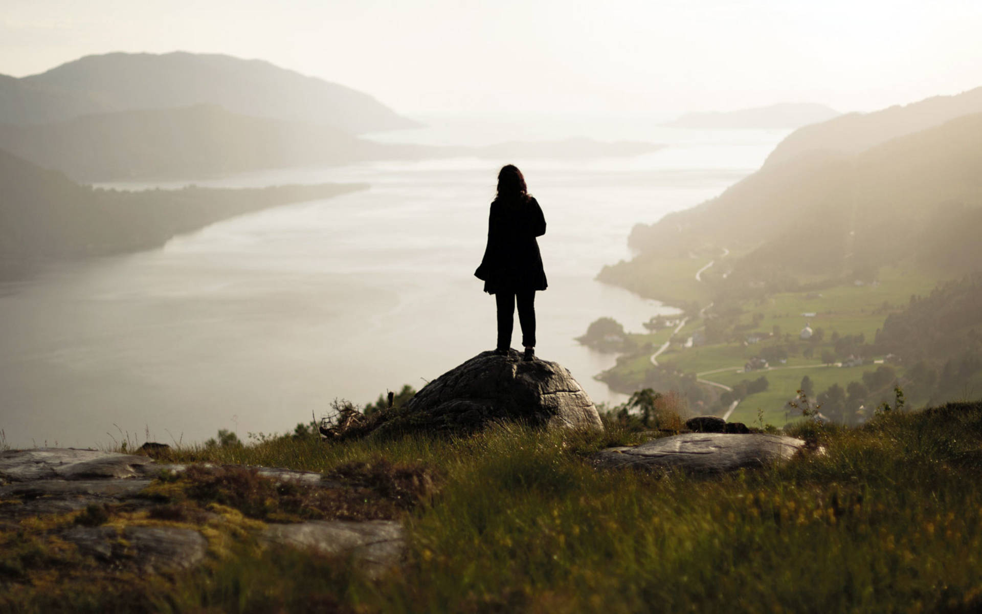 Blick auf Fjord in Norwegen © Luka Tomac