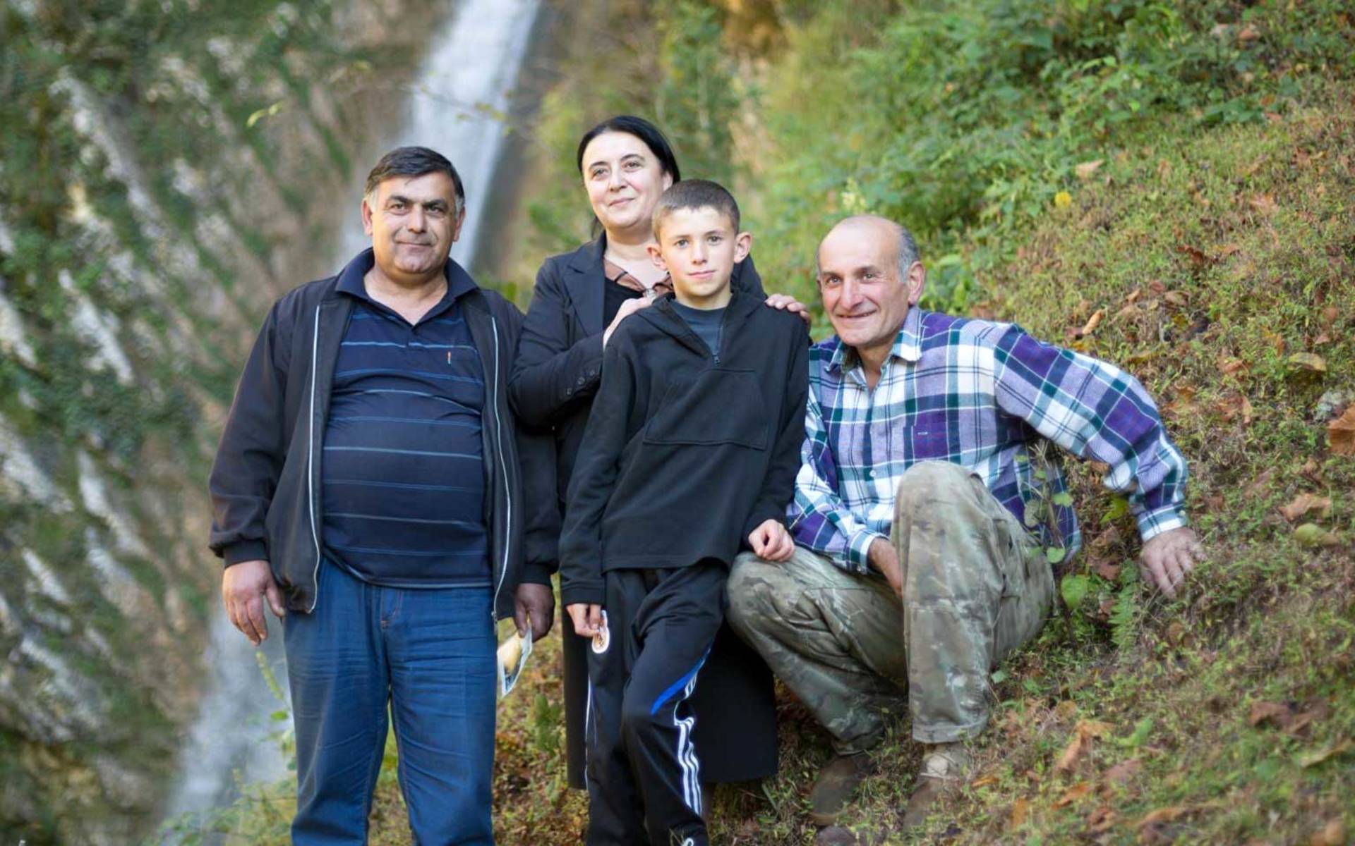 Die Projektkoordinatorin und weitere Teilnehmen vor einem Wasserfall in der Region Samegrelo, Georgien