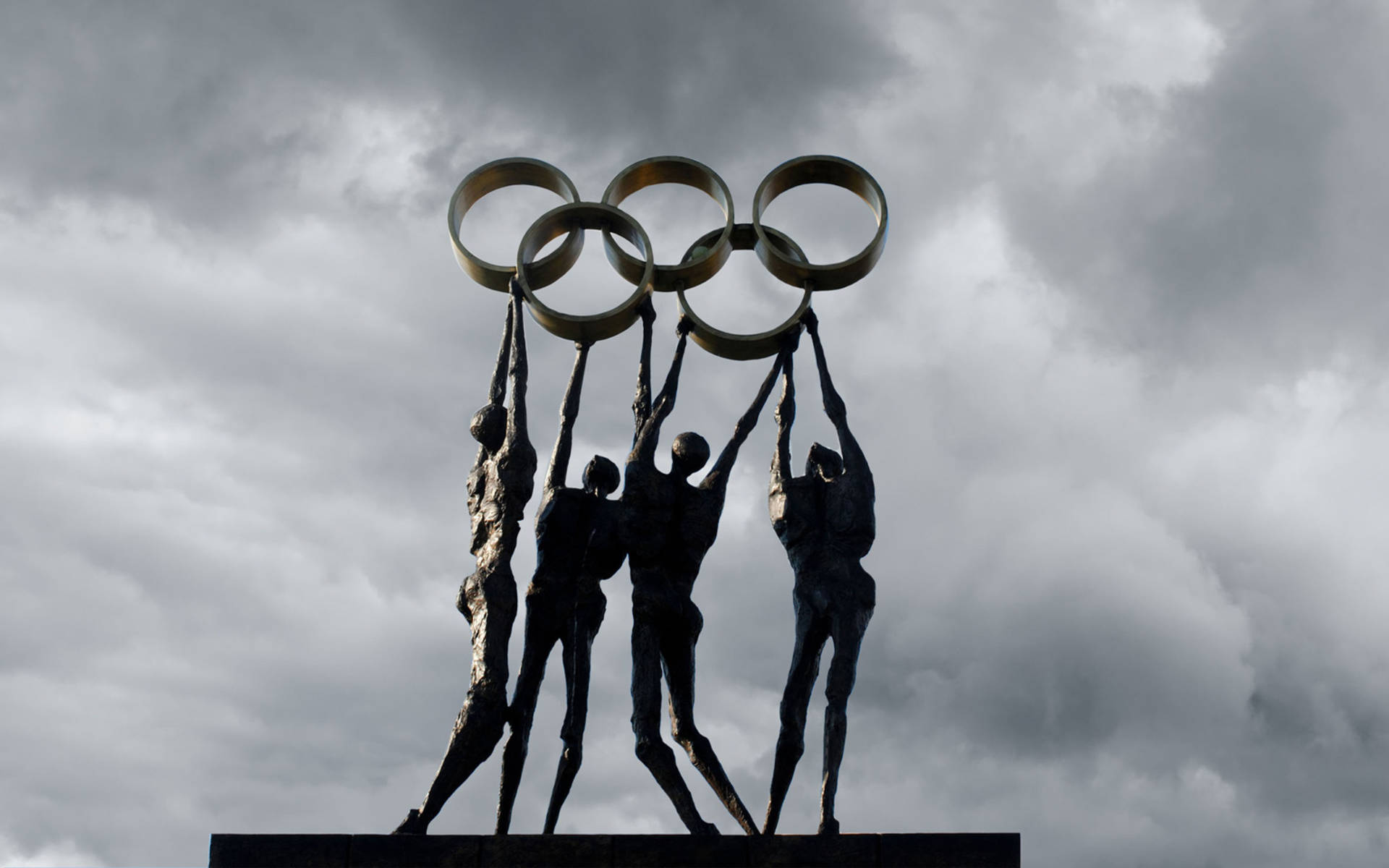 Olympia-Denkmal vor grauem Himmel © Pro Natura