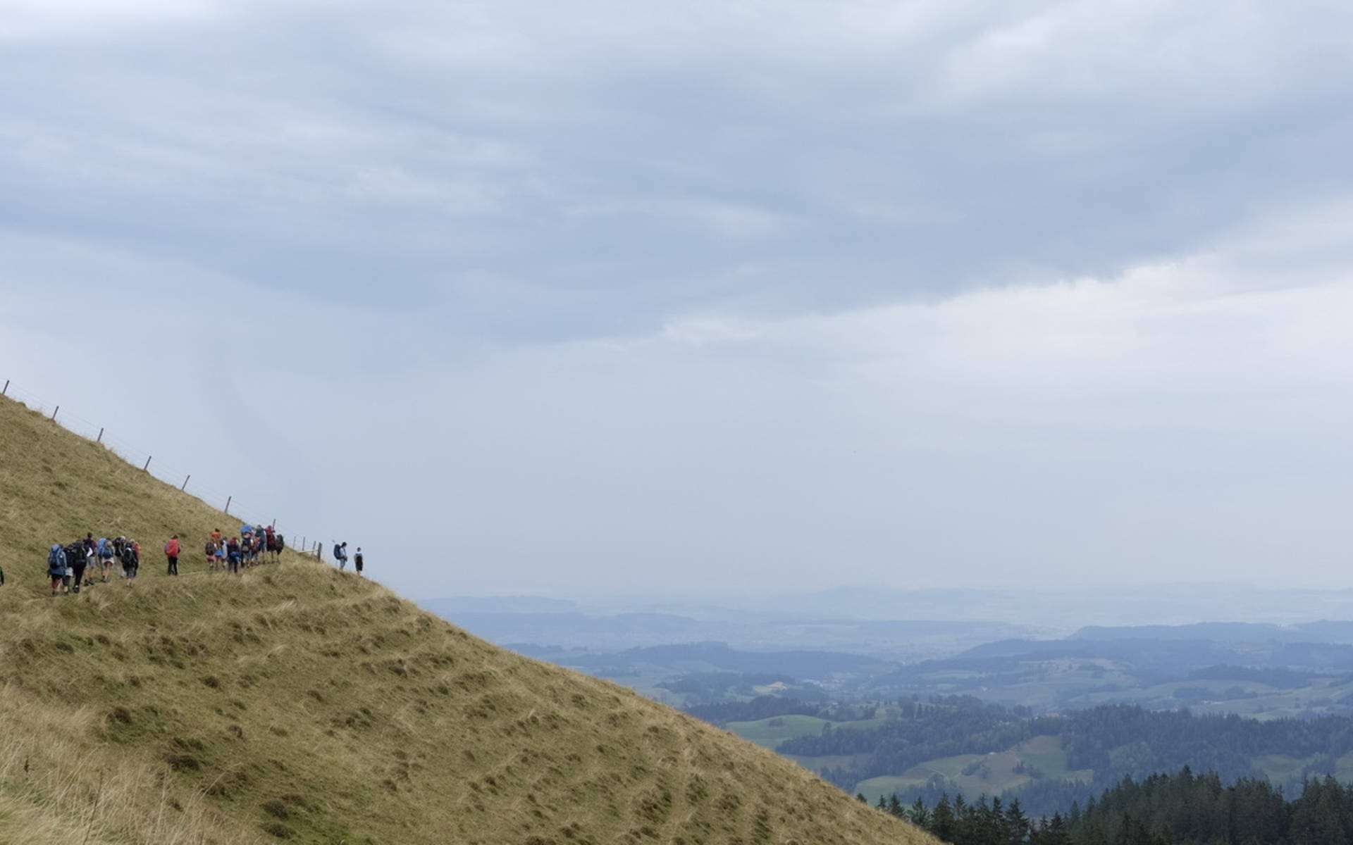 Des jeunes sur une randonnée (c) Groupes J+N Laufental