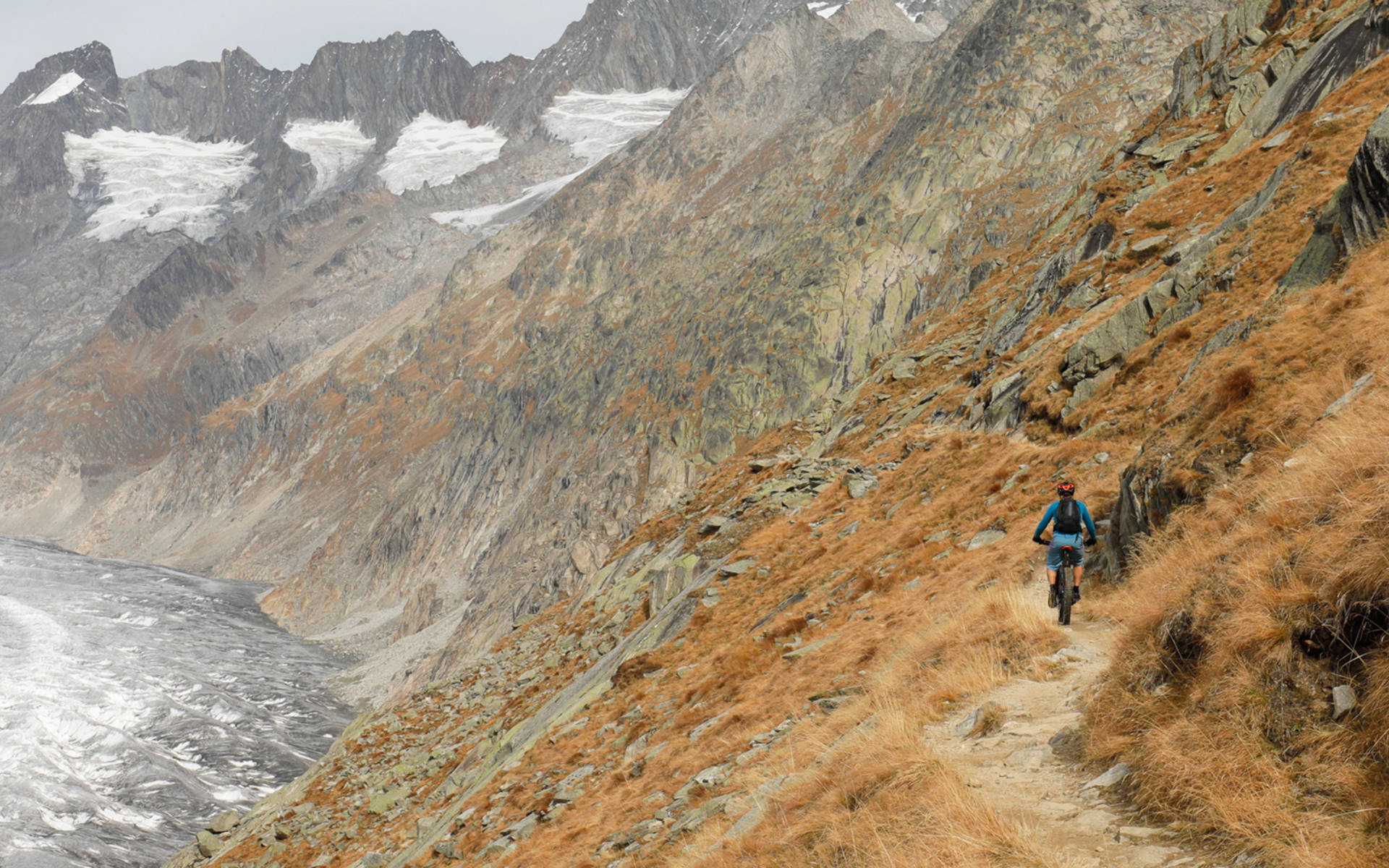 Biker oberhalb Aletschgletscher - muss das sein © Matthias Sorg