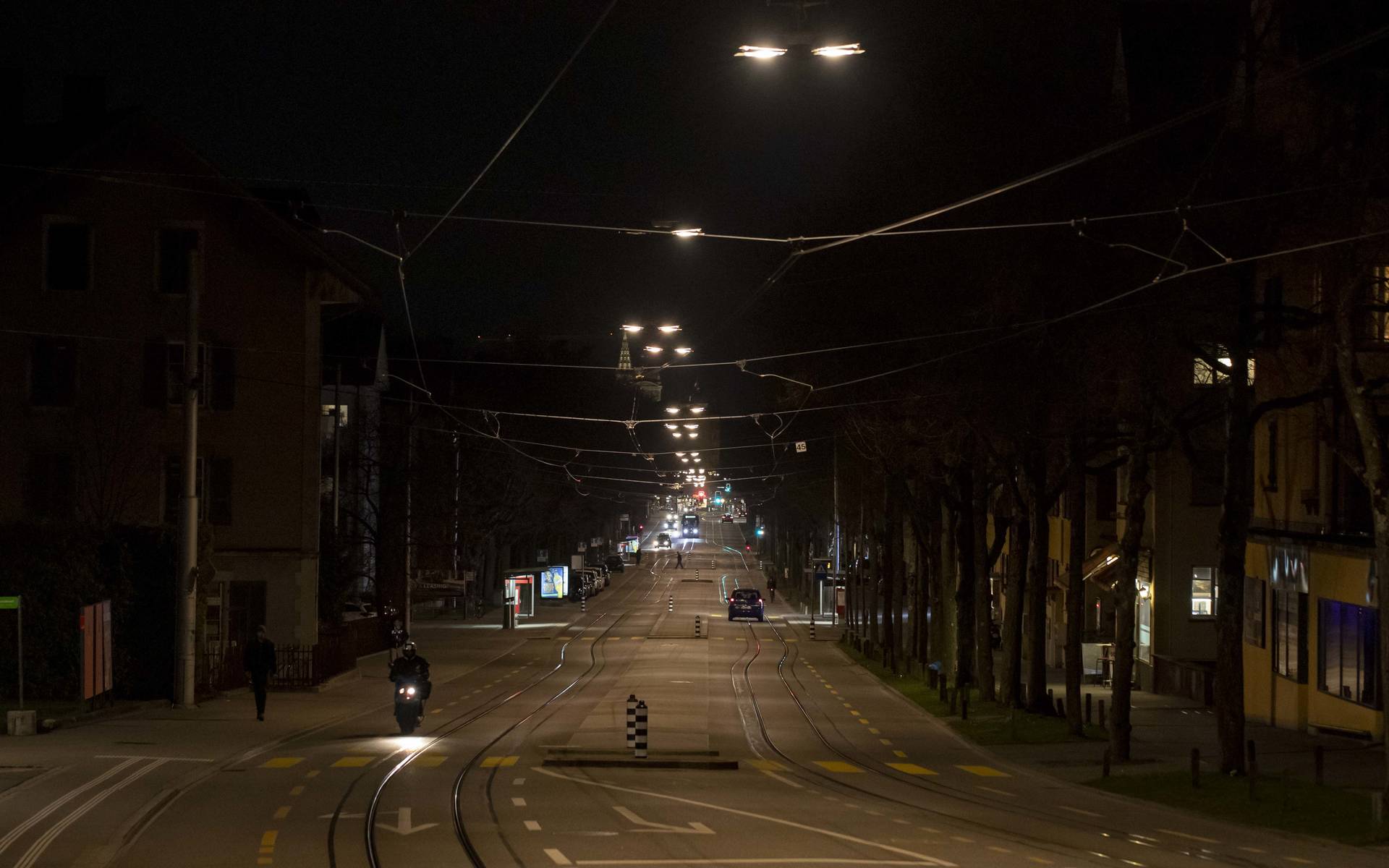Même la nuit, il ne fait pas nuit à Berne. Les lampadaires, les projecteurs et les lampes d'appartement s'en assurent. ©Matthias Sorg
