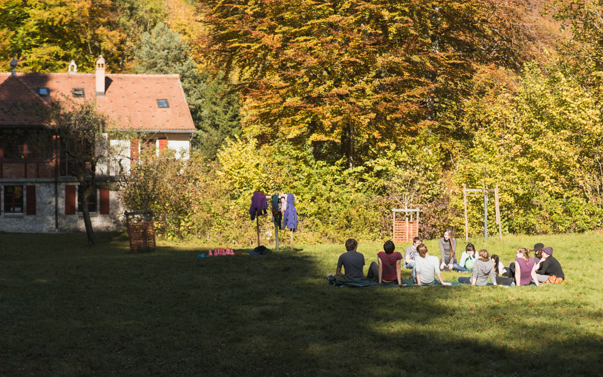 L'équipe en reunion sur une prairie © Linus Ehi