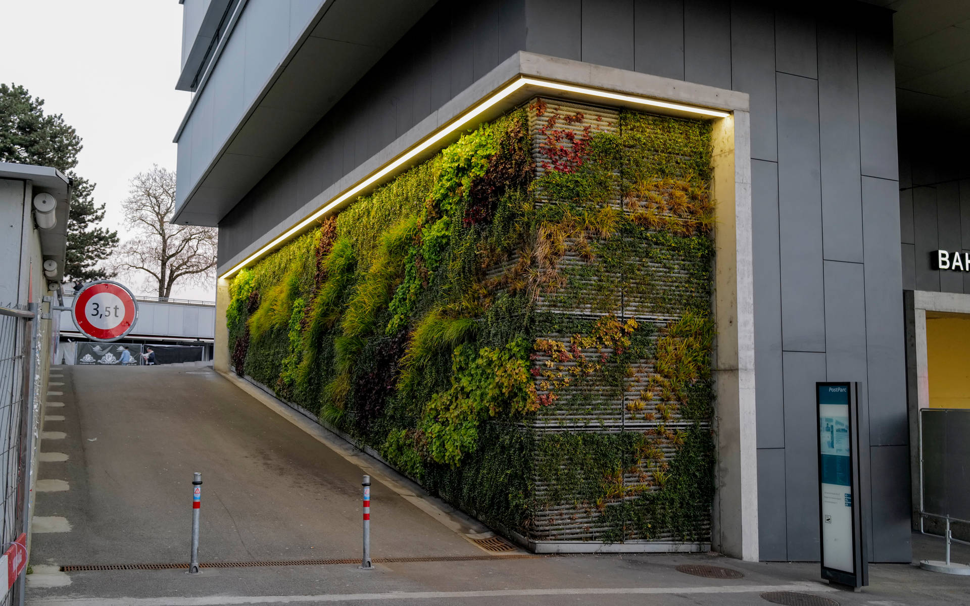 Begrünte Fläche neben Parkhaus @ Matthias Sorg