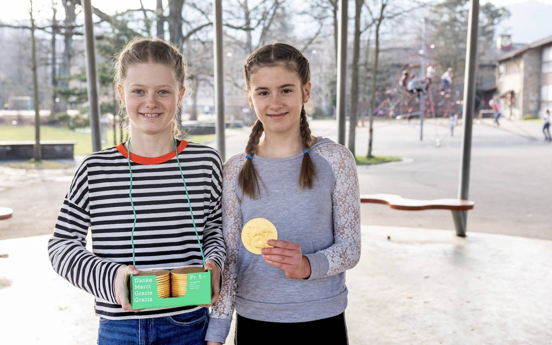 Kinder beim Schoggitalerverkauf