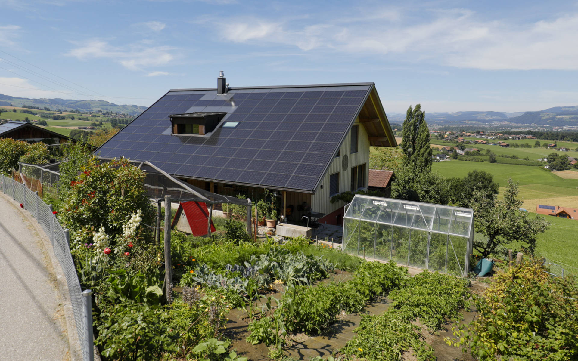 Photovoltaïque sur une maison à la campagne © Matthias Sorg