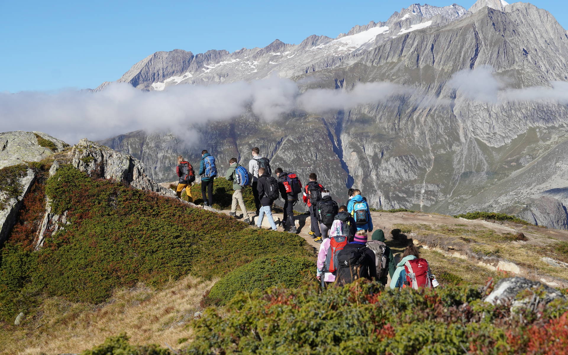 Groupe de personnes qui marchent en montagne